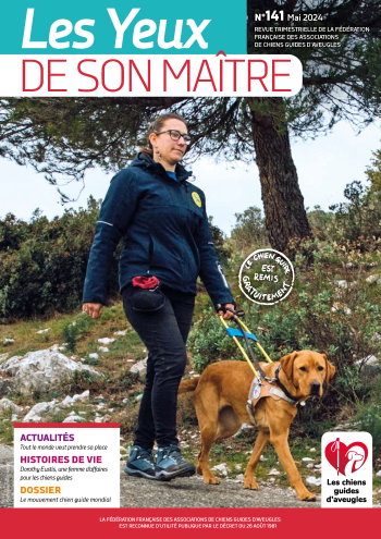 Il s'agit de la couverture de la revue &quot;Les Yeux de son Maître&quot; numéro 141. Une photo d'une éducatrice avec un chien guide, labrador sable.